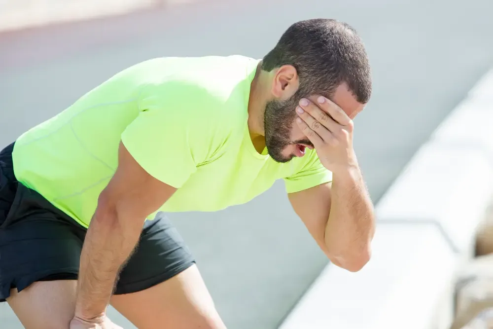 Corredor com corpo travado durante a corrida